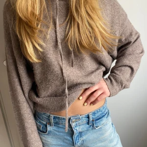 Brun hoodie i mjukt material - Jätte mysig stickad hoodie!!🤎🐻I bra skick!! 