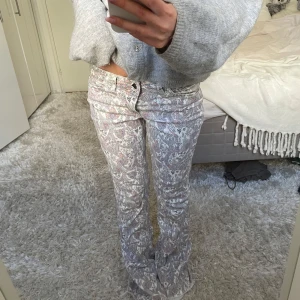 Mönstrade jeans - Säljer dessa lågmidjade bootcut mönstrade jeans. De är för långa på mig på bilden som är 160. Midjemått: 76 Innebenslängd: 81. Har du någon fråga är det bara att höra av dig🫶🏻