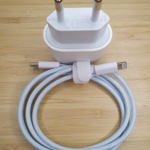 Vit laddare med flätad kabel, XTW Lightning Quick Charging Set, 20W Charger and 33W 1m Lightning Cable - Säljer en vit laddare med en flätad kabel. Kabeln har en USB-C till Lightning-anslutning och är praktisk för snabb laddning av kompatibla enheter. Perfekt för dagligt bruk och enkel att ta med sig.