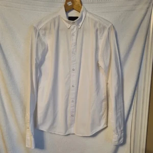 Vit skjorta - Vit skjorta från lager157 i storlek S. Fint skick.