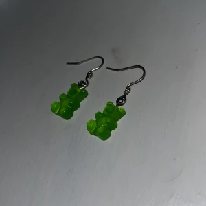 Örhängen  - Söta nallebjörn örhängen gröna pris kan diskuteras 