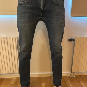 Replay anbass - Ett par riktigt snygga replay anbass, w33 l32, midja 42, längd 104, passar perfekt för dig som söker nya jeans till ett bra pris, skick 9/10, tveka inte att höra av dig vid frågor!