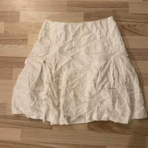 Vit linnekjol från Esprit - Säljer en vit kjol i linne från Esprit. Kjolen har en enkel och stilren design med en lätt utsvängd form. Perfekt för varmare dagar och kan enkelt matchas med olika toppar. Skrynklig pga förvaring i låda! 