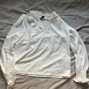 gullig blus - jättefin blus från vero moda💗använd endast en gång så som ny, pris kan diskuteras!!