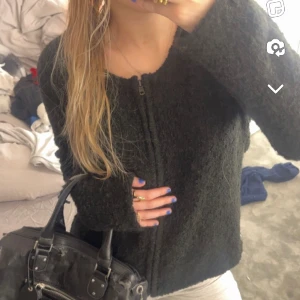 Stickad kofta - En super snygg svart stickad kofta med dragkedja💗💗