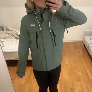Grön vinterjacka från Dope - Säljer en snygg grön skidjacka från Dope. Designen är inte helt samma som på andra bilden, men samma färg. Inte använd särskilt mycket, bra skick. Nypris runt 2000kr.🤗