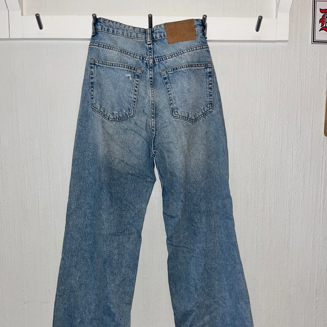Blå jeans med slitningar från H&M - 1