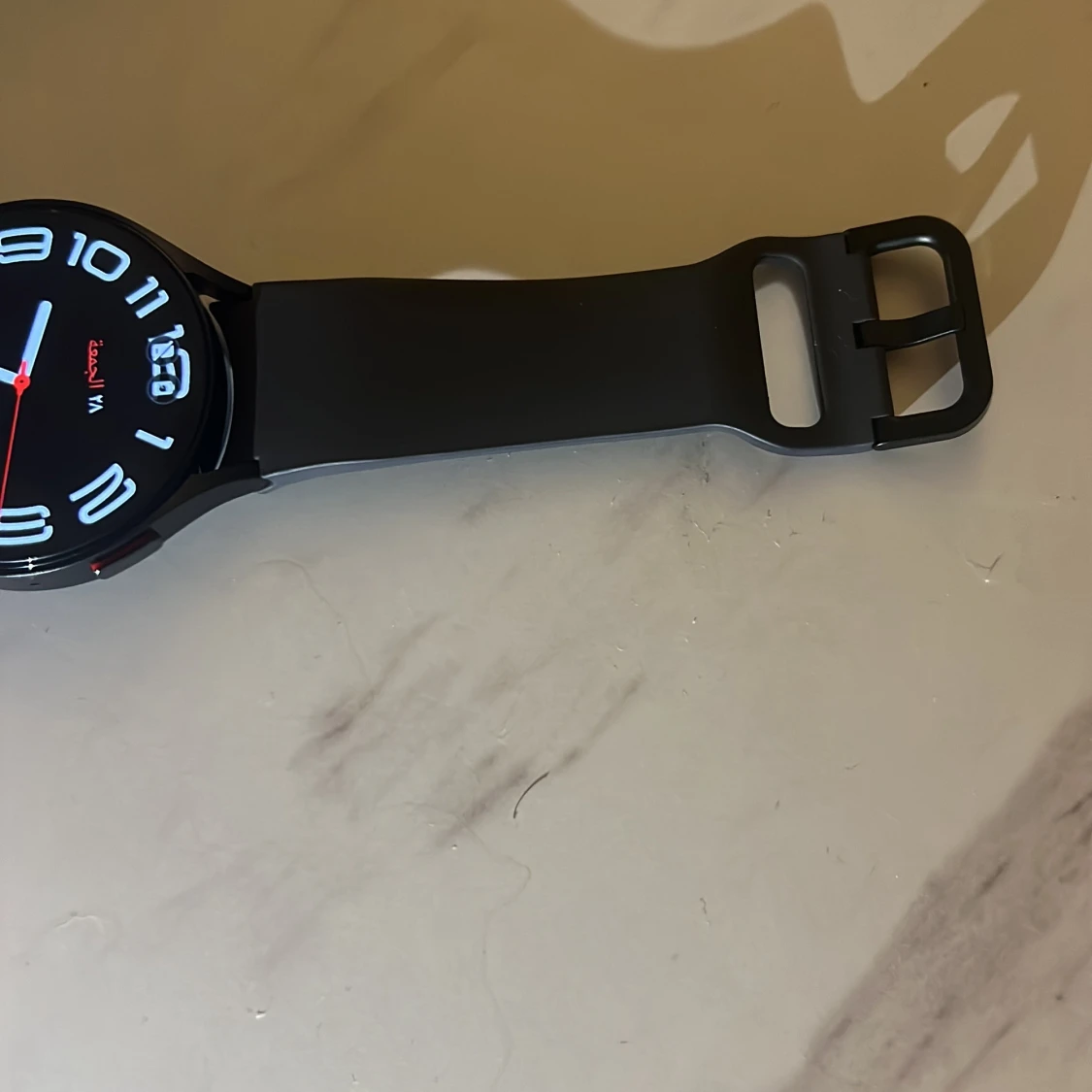 Svart smartklocka med digital urtavla - 4