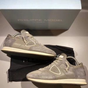 Philippe Model skor - Hej! Säljer nu mina skor från märket Philippe Model , storlek 40, bra skick. Givetvis äkta, Tveka inte på att höra av dig om du har frågor eller funderingar kring skorna!