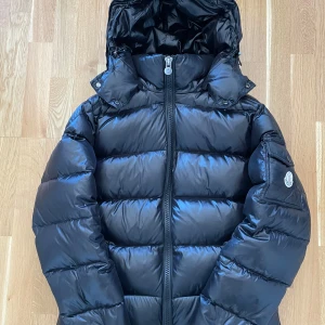 Svart dunjacka från Moncler - Säljer en snygg svart dunjacka från Moncler. Använd få tal gånger och den har inga slitningar eller hål, skick 8,5-10 och NFC Scan funkar och storleken är i 2 som motsvarar M. Priset kan diskuteras vid snabbaffär.