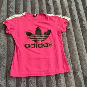 Adidas T-shirt  - Jätte fin rosa adidas t-shirt, tyvärr för liten för mig. Har ett litet hål på baksidan. 