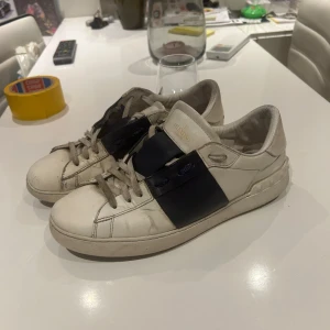 Valentino sneakers med svart band - Säljer nu mina valentiono opens. Skorna är rätt slitna på sulan. Pris kan diskuteras vid snabb affär.