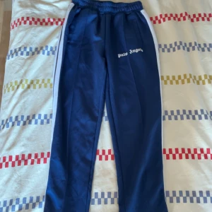 Marinblåa Palm angels byxor  - Marinblå Palm angels byxor i storlek M. Använda fåtal gånger. Säljer då jag tröttnat på dom