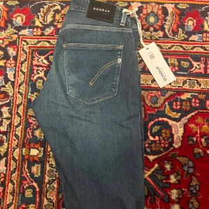 Dondup jeans - Tjena! säljer nu ett par helt nya limiterade dondup jeans i en schysst blå färg. På baksidan är det en unik dondup logga som ger en go känsla!