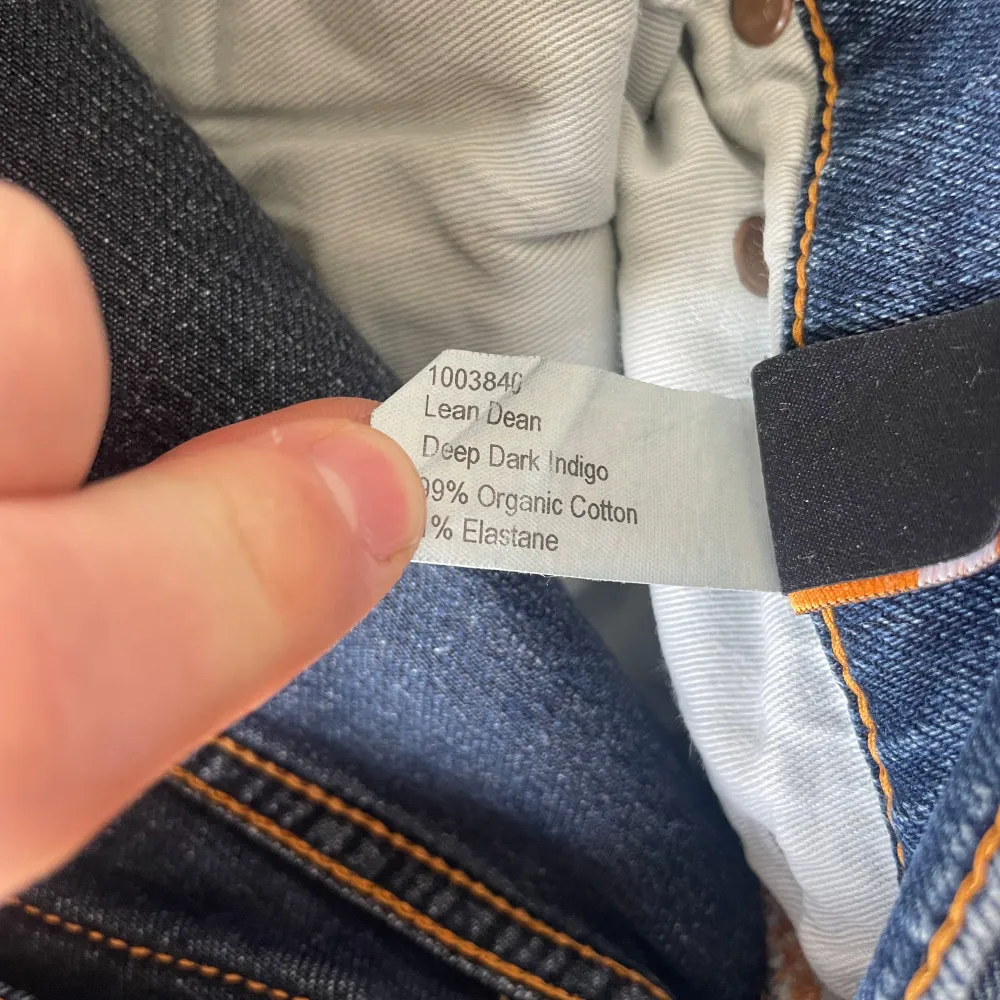 Säljer ett par snygga lean Dean jeans från Nudie Jeans i modellen Lean Dean. Storleken 31/32. De är i mycket bra skick en defekt på vänster framficka då de är ett mindre hål i fickan som enkelt går att sy ihop. Bara skriva om frågor. Farkut & Housut.