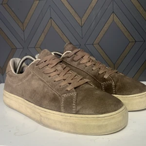 Bruna vagabond skor i mocka - Snygga bruna sneakers från vagabond i mjuk mocka. Skorna har en klassisk design med snörning och en ljus beige sula som ger en stilren look. Perfekta för en avslappnad stil.