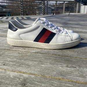 Gucci ace skor - Säljer dessa tvär feta Gucci ace skorna i storlek 42. Skorna är stora i storleken så passar även 43. Skorna är rätt så bra skick. Några slitningar men inget mer än så. Hör av dig vid funderingar.🙌