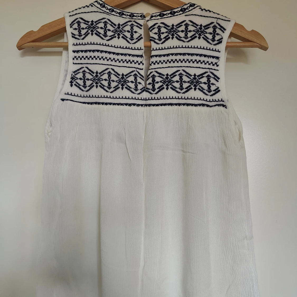 Vit ärmlös blus med broderi - 1