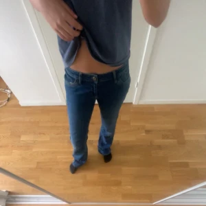 Blå jeans från Cross Jeans - Snygga blå jeans från Cross Jeans med en klassisk design. De är lågmidjade och är i storlek s. Bara använt de ett fåtal gånger