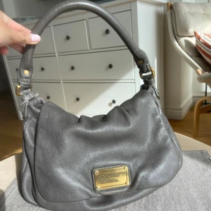 Grå väska från Marc Jacobs - Säljer en stilren grå handväska från Marc Jacobs i skinn. Skriv för flera bilder! Priset går att diskutera ❤️