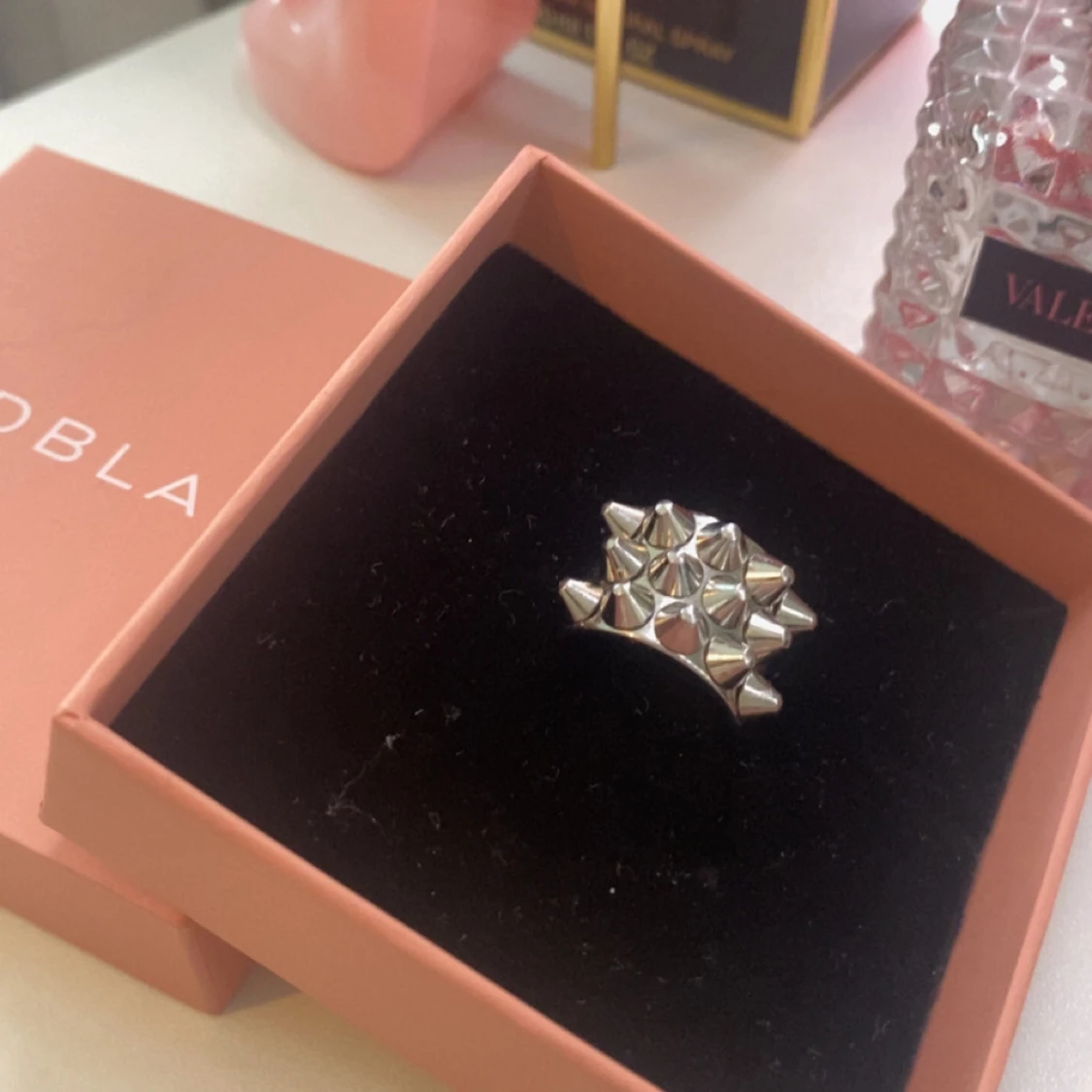 Silvrig ring med nitar från Edblad