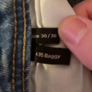 Blå baggy jeans - Säljer ett par klassiska blå baggy jeans med fem fickor och en avslappnad passform. Perfekta för en casual look. De har en traditionell dragkedja och knapp framtill. Priset kan diskuteras 😁👍