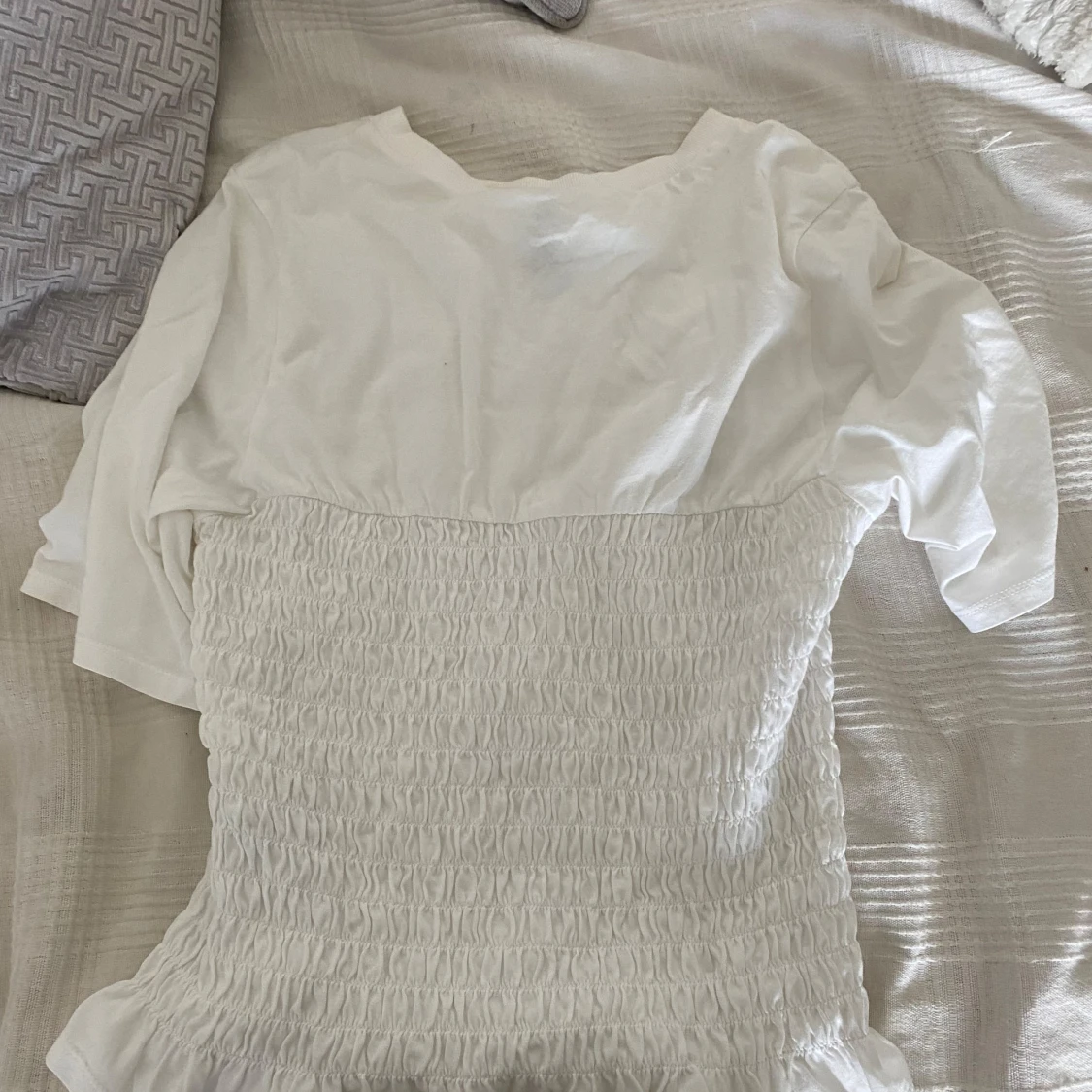 Vit topp med smockdetaljer - 1