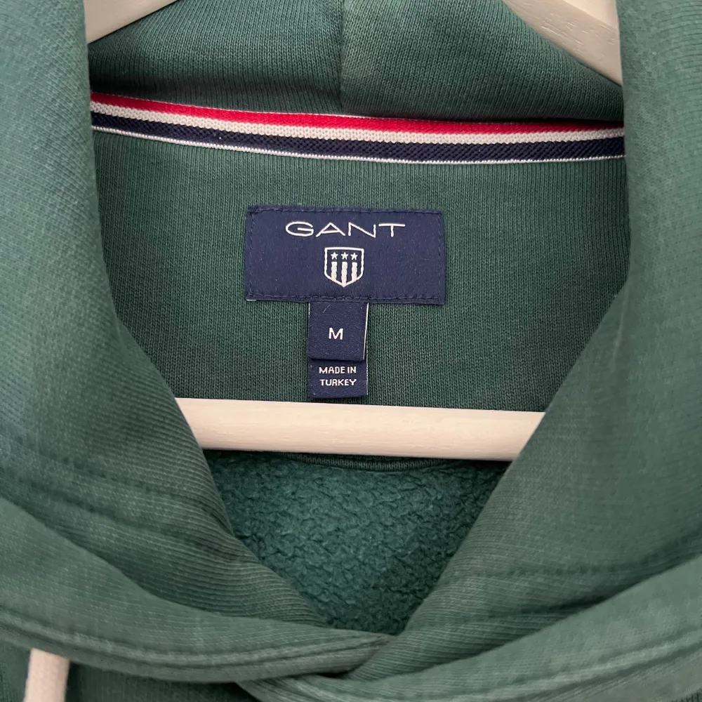 Säljer denna feta Gant Hoodie i storlek M men passar S. Den är i väldigt fint skick och nästan aldrig använd. Jag skulle kunna gå ner i pris vid snabb affär. Skriv vid frågor eller funderingar mvh.. Neuletakit & Villapaidat.