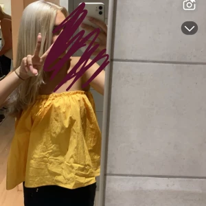 Gul topp - As snygg till sommarn nu. Passar t allt str 36 Från zara