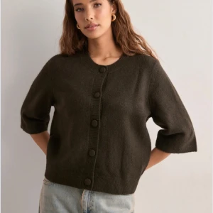 Neo Noir Stickad T-Shirt - Säljer denna sjukt snygga bruna trekvartsärmade t-shirt från Neo Noir. Då tröjan tyvärr inte kommer till användning har jag bestämt mig för att sälja den till ett bra pris, tröjan är i nyskick och är endast använd en gång. Nypris 799kr.💕 