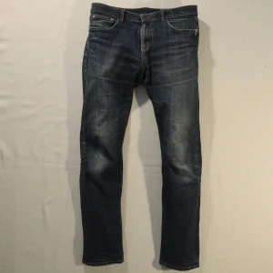 Sand Jeans - Ett par stilrena jeans från de danska märket Sand. Jeansen har en riktigt schysst wash, väldigt bra passform och snygga detaljer. Perfekta för vardagen men fungerar även fint med skjorta och kavaj. Storleken är W:34 L:34. Vid intresse är det bara att höra av sig!