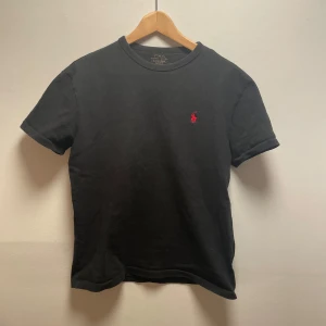 Svart t-shirt från Polo Ralph Lauren - Säljer min snygga tröja från Ralph lauren i bra skick. Schysst passform och perfekt nu till våren! 