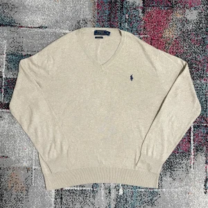 Ralph Lauren Tröja - Säljer min Ralph lauren tröja för endast 399kr nypris: 1699kr. Tröjan är i strl M och skicket är 10/10! Priset går att diskutera vid snabb affär! Skriv till om ni är intresserade 