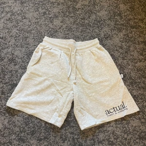 Asos mjukisshorts sweatpants shorts - Säljer ett par mjukisshorts från Asos i storlek xxs men de sitter mer som xs och är dessutom oversized.