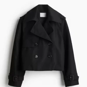 H&M - Snygg svart trenchcoat / kappa från h&m, helt i nyskick men den var tyvärr förliten för mig💗