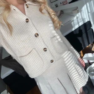 Stickat Set Kofta/kjol - Superfint det från Mango stickat i beige med kofta och kjol!! 😽 Pris är för båda (hela setet) och SÄLJS INTE SEPARAT. Kjol aldrig använd med lappar kvar och kofta använd endast 1ggr