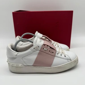 VALENTINO OPEN SNEAKERS - Valentino open sneakers - Skick: 9,5/10 - Storlek 37 - Tillbehör: Box & Kort - Nypris 7700kr - deluxecloset 