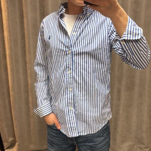 Ralph Lauren Skjorta - En randig skjorta från Ralph Lauren i strl xs/s, skjortan är i ett väldigt bra skick. Jag på bilden är 173 och pris går alltid att diskutera!