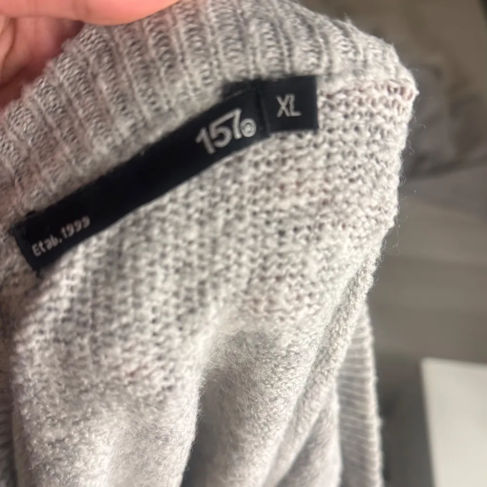 Säljer en mysig grå stickad tröja från lager 157. Tröjan har en avslappnad passform med långa ärmar. Storlek XL men skulle säga att den är mer som en M/L sitter snyggt oversized på mig som brukar ha xs/s! Köp direkt för 99kr via köp nu💞💞. Neuletakit & Villapaidat.