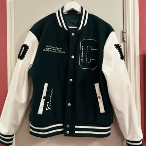 Collegejacka - Grön college jacka från The Couture Club. Helt oanvänd och i felfritt skick. Storleken är M, inköpspris är 1200kr. Pris går att diskutera vid snabb affär. 