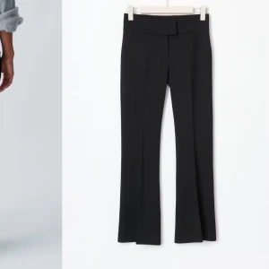 Svarta kostymbyxor - Svarta kostymbyxor från Gina tricot, enda är att storleks lappen håller på att åka av.