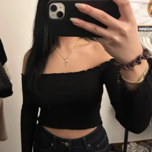 Svart ribbad offshoulder topp - Off shoulder topp. 