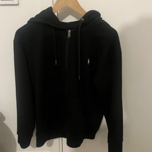 POLO ZIP TRÖJA  - Hejsan 👋🏼, nu säljer jag denna polo tröja i svart. Den är använd vid ett få tal tillfällen, men inga tecken på användning då jag har knoppat den och är helt perfekt skick.  Tröjan är i storlek S. Vid intresse, frågor eller andra funderingar, tveka inte på att höra av dig :)  Nypris: 2195kr 💸  Priset kan även diskuteras vid snabb affär 😄