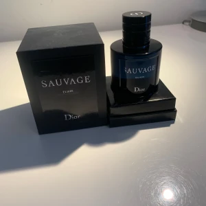 Dior Sauvage Elixir 100ml ( med kvitto ) - Säljer en i princip oanvänd dior sauvage elixir 100ml !! Köpt för lite mer än en månad sedan men har inte kommit till någon användning ( 99 / 100ml kvar ). Kvitto finns. Hör av dig vid frågor! Pris ej hugget i sten vid snabb affär!