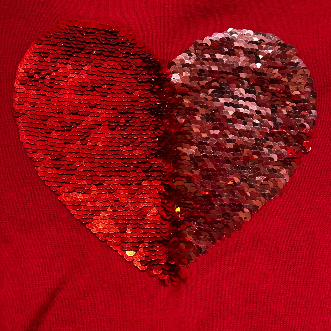 Röd tröja med paljett-hjärta från H&M - 2