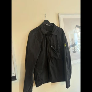 Stone Island jacka - Köpt på Johnells, har ej kvittot kvar. Storlek L. Använd men i bra skick.