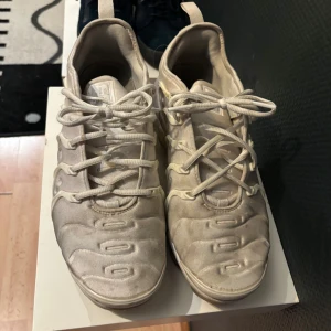 Nike air vapermax plus - Säljer nu mina skor då dom inte används längre. Skorna är i fint skick och luften i skorna är kvar. Kom med bud eller om du har något intressant att byta. MVH/Einar
