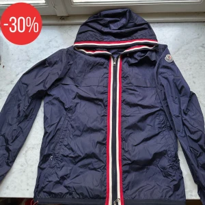 Moncler vårjacka - LAGERRENSNING! En riktigt snygg moncler jacka för ett galet pris! Inga defekter! Modellen är 186