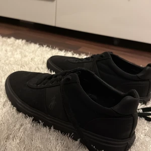 Polo ralph lauren skor  - Rätt så nya svarta polo skor. Vid fler funderingar skriv privat☺️