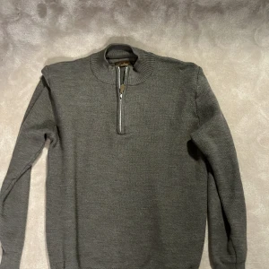 Stenströms Half zip  - Säljer en sjukt snygg half zip från Stenströms. Mycket bra skick, 100% merinoull. Angiven storlek är L men den har tvättats varmt och sitter därmed som en S. Nypris 1999. 